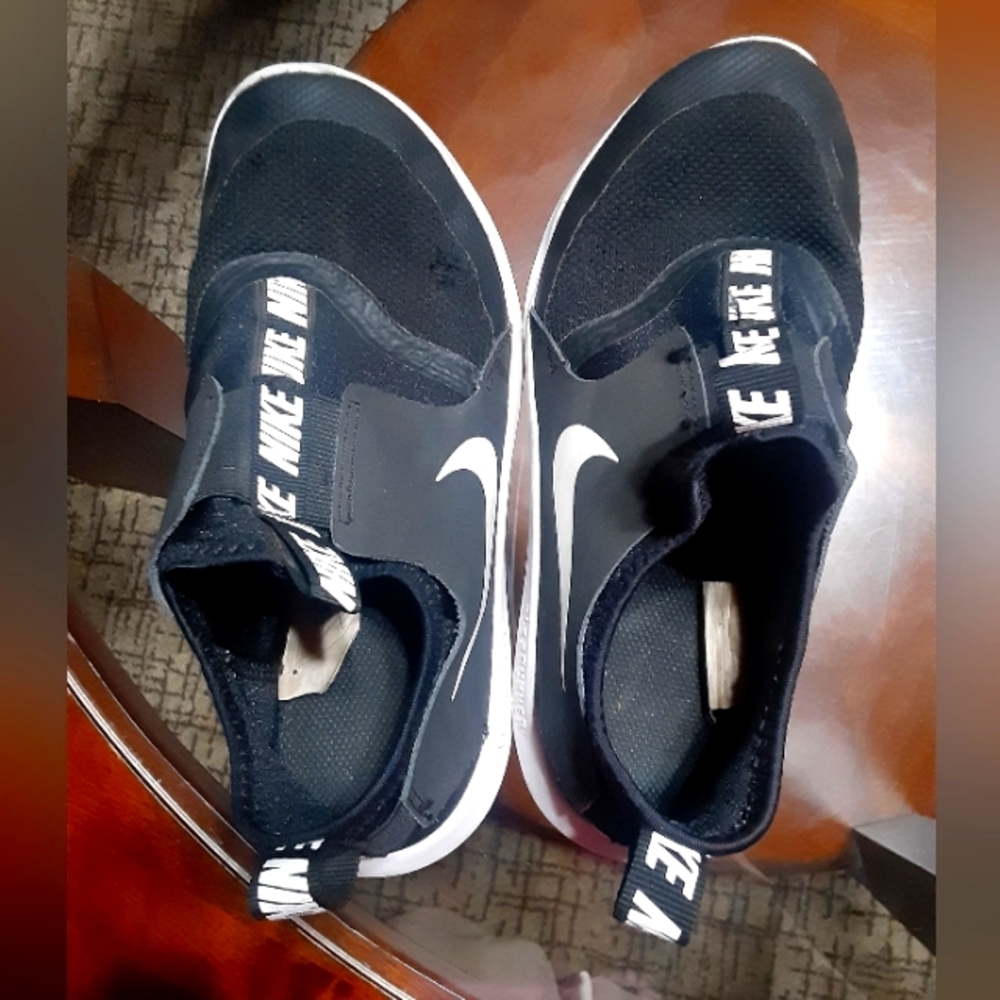 Kids nikes size 3